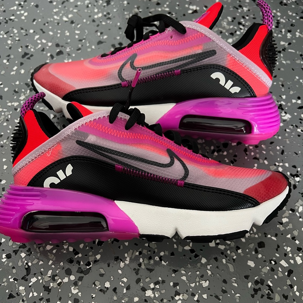 BRAND NEW NIKE 2090 sneakers